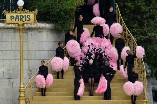 Lady Gaga lleva el cabaret a la ceremonia de apertura de los Juegos de París en el Sena