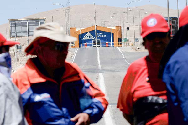 Trabajadores de Escondida votan última oferta de la empresa: incluye bonos de $20 millones y reajuste de 1%