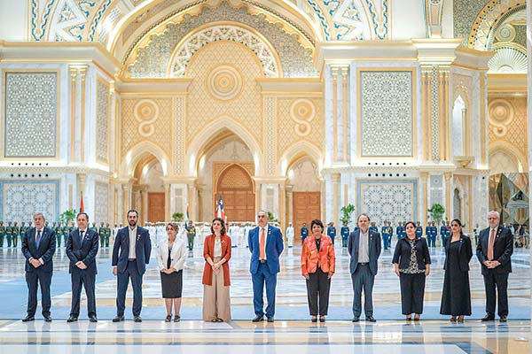 <p>Autoridades, ministros y parlamentarios en el Palacio Presidencial Qasr Al Watan. Foto: Presidencia</p>
