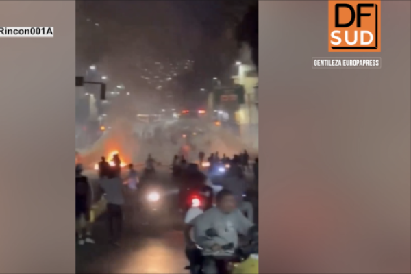 <p>Ahora en DF SUD | Protestas postelectorales en Venezuela: Casi 50 detenidos y estatuas de Hugo Chávez derribadas</p>