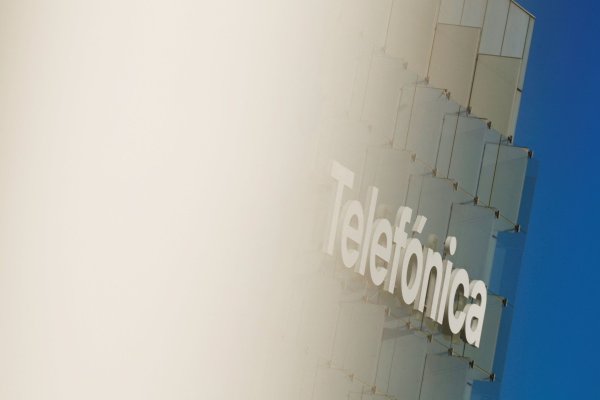 <p>Telefónica bate previsiones en el segundo trimestre y busca vender su unidad colombiana</p>