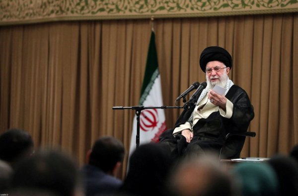 Líder supremo de Irán ordena un ataque directo de represalia contra Israel, según el New York Times