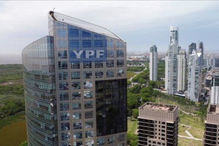 Gobernador de Buenos Aires culpa a Milei por decisión de YPF de trasladar su proyecto de GNL a Río Negro