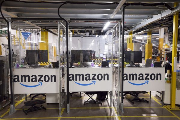 <p>Acciones de Amazon cierran con mayor caída en más de dos años luego sus planes de gasto en IA preocupan a inversionistas</p>