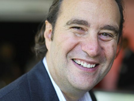 Quién es Xavier Niel, el multimillonario francés que amenaza con hacer fracasar la fusión de Telefónica y Tigo en Colombia