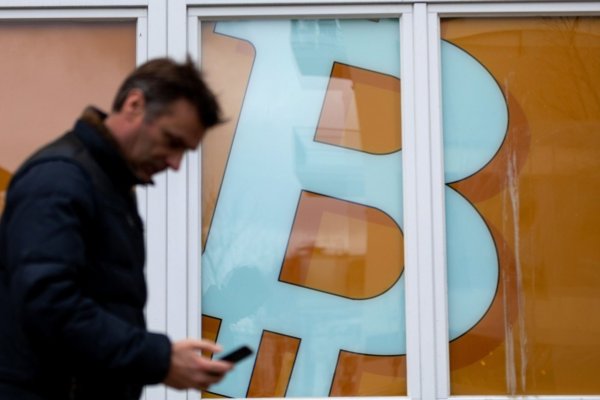 Bitcoin se hunde y el ether tiene la peor caída desde 2021 en medio de sacudida de mercados globales