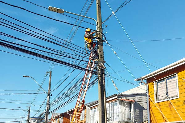 <p>Cortes de luz: más de 95 mil hogares se encuentran sin suministro eléctrico en la Región Metropolitana</p>