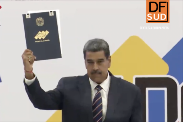 <p>Ahora en DF SUD | Consejo Nacional Electoral de Venezuela entrega al Tribunal Supremo las actas de las presidenciales</p>