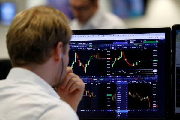 <p>Esto es lo que expertos en finanzas aconsejan hacer durante una crisis bursátil y también qué evitar</p>
