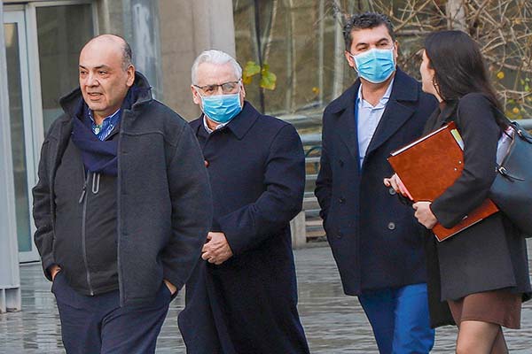 <p>El presidente de CLC, Alejandro Gil, llegó a su formalización acompañado de un grupo de abogados y ejecutivos. Foto: Julio Castro</p>