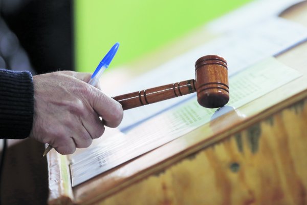 <p>Denuncia de fraude en remates de propiedades: acusan a abogado de banco de adulterar documentos en más de 120 juicios</p>