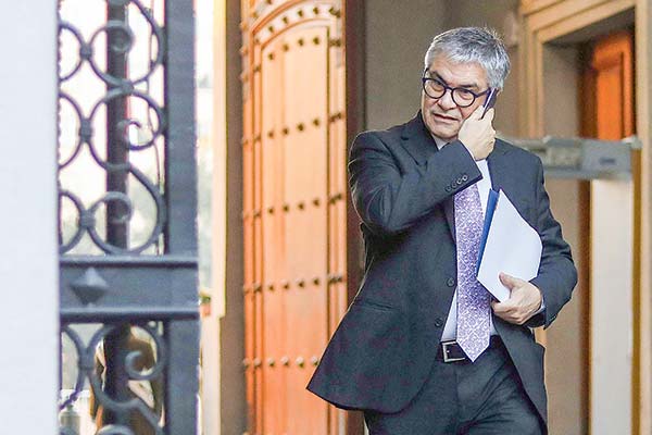 <p>El ministro de Hacienda, Mario Marcel, criticó el documento de la Asociación de AFP. Foto: Agencia Uno </p>