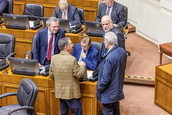 ¿Se atrasa la reforma a notarios? El Senado mantiene la decisión de enviar el proyecto a la comisión de Gobierno y genera polémica