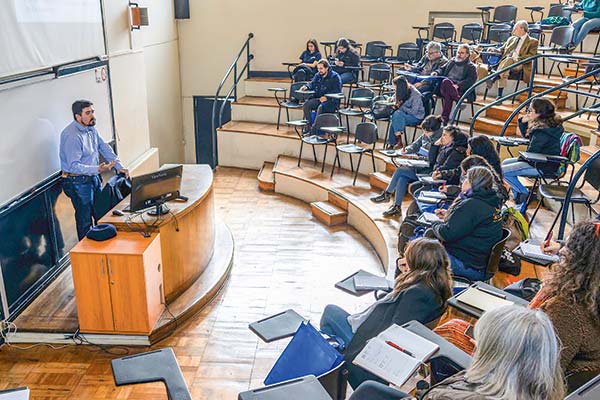 <p>Las estudiantes de derecho valoran formación y prestigio de firmas legales, pero advierten ambientes masculinizados</p>