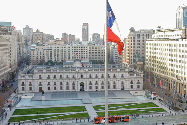 <p>Gremio de la banca internacional advierte sobre el deterioro de las finanzas públicas chilenas y cree que se requieren más medidas de ajuste</p>