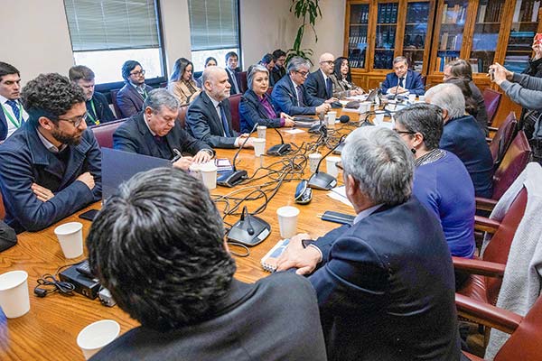 <p>Una alta concurrencia de ministros y senadores tuvo la sesión de este miércoles de la comisión de Trabajo.</p>