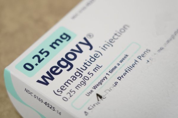 <p>Acciones de Novo Nordisk bajan casi 7% tras duro revés en las ventas de su medicamento estrella para la obesidad</p>