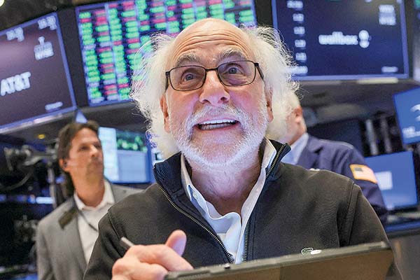 Dólar cae más de $ 8 y bolsas se recuperan del desplome a medida que se disipan temores de recesión en EEUU