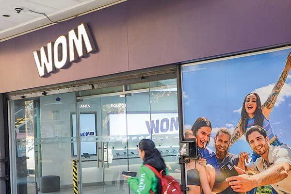 Especulación sobre interés de Carlos Slim impulsa repunte en bonos de WOM