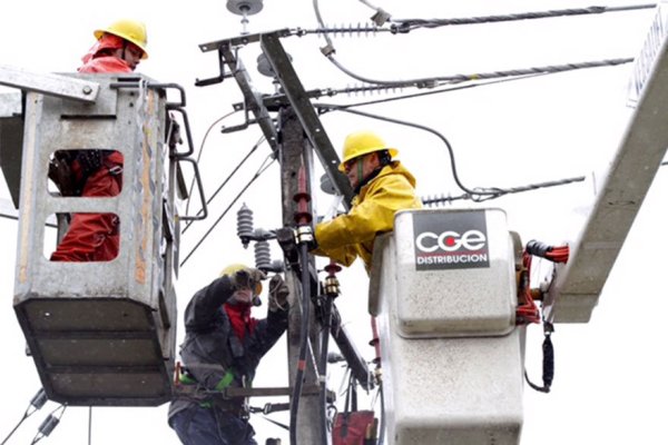 <p>CGE, Chilquinta y Grupo Saesa adelantarán pago de compensaciones legales a clientes afectados por extensos cortes de luz</p>