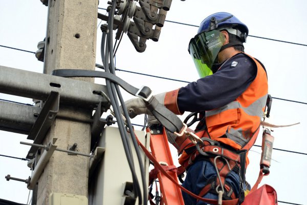 <p>Enel logra conectar a más de 20 mil clientes tras ultimátum y Gobierno le exige nueva meta de reposición</p>