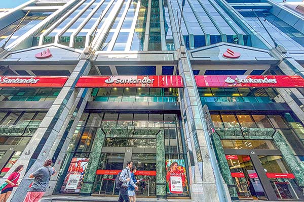 Banco Santander y abogado que adulteró documentos en remates: “Muy probablemente” buscaba agilizar su pago de honorarios