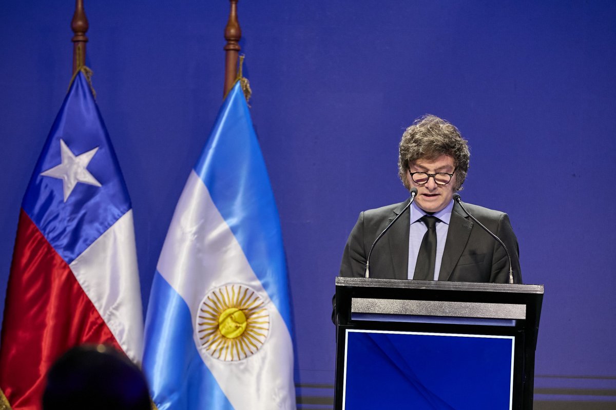<p>Así fueron las siete horas de Milei en Chile: Alabanzas a las políticas de Estado chilenas y postre con forma de león</p>