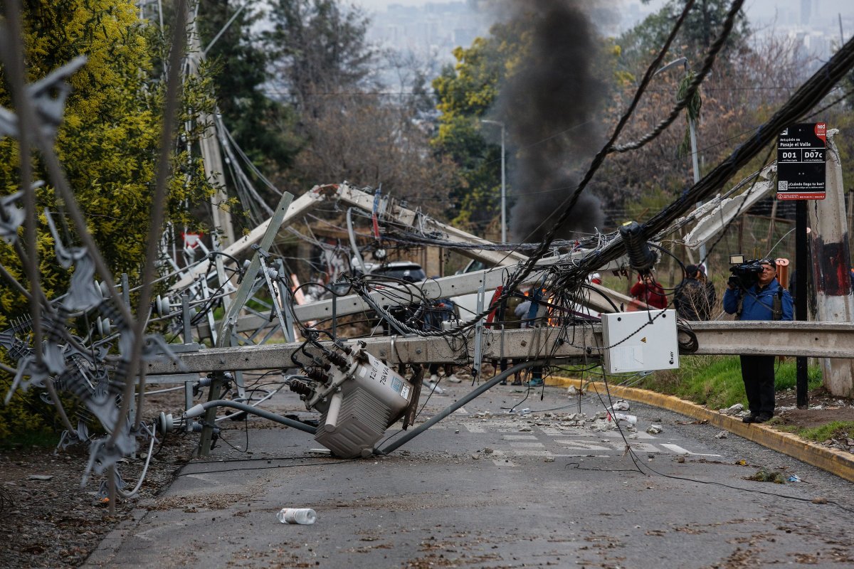 <p>El oscuro momento de Enel: 12 km de red en el suelo, la amenaza del término de la concesión y la escalada de la crisis a Italia</p>