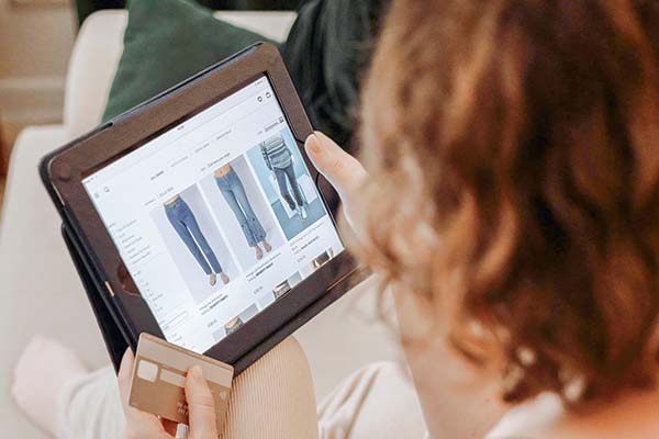 <p>Señales contrapuestas desde la web: crece el interés por consumir en julio, pero también la búsqueda por beneficios de desempleo</p>