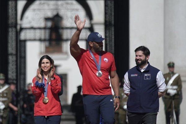 Boric recibe a medallistas Francisca Crovetto y Yasmani Acosta y La Moneda abre la puerta a política de Estado para el deporte de alto rendimiento