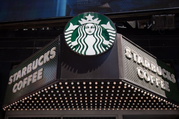 <p>Starbucks destituye a su director ejecutivo y contrata en su reemplazo al CEO de Chipotle</p>
