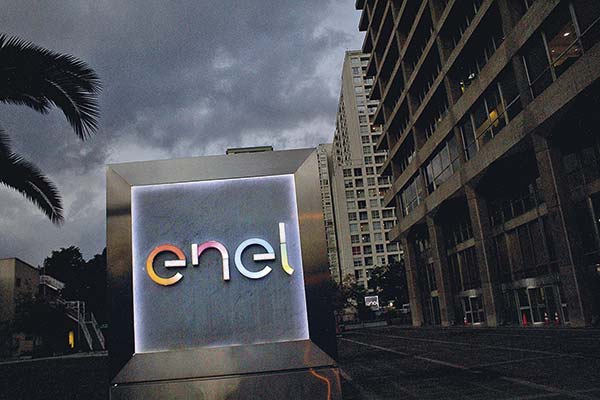 <p>Enel mantiene a 1.300 clientes sin suministro y Gobierno debe zanjar si es justificable o hubo incumplimiento</p>