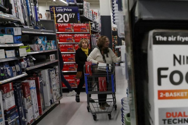 Walmart eleva su pronóstico de ganancias anuales mientras los consumidores estadounidenses se vuelcan a las ofertas