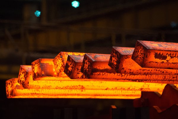 Hierro: precio del mineral se desploma debido a crisis del acero en China