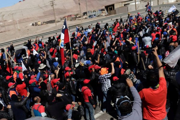<p>Trabajadores de Escondida logran pago final que supera los $30 millones, 3% de reajuste salarial y cobertura de 100% en salud</p>