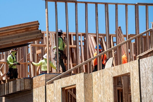 <p>Construcción de viviendas nuevas en EEUU cayó en julio a nivel más bajo desde la postpandemia</p>