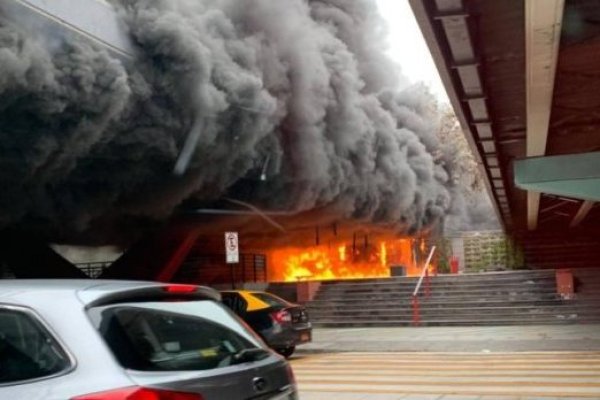 Bomberos controlan incendio ocurrido a las afueras de la estación de metro Escuela Militar