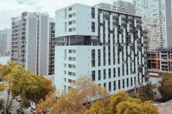 <p>Se desata millonaria disputa por los “edificios fantasmas” en Estación Central: inmobiliaria exige indemnizaciones</p>