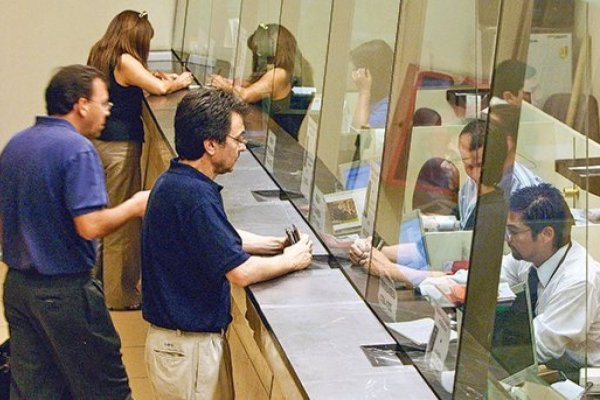 <p>Sigue la caída en tasas de depósitos a plazo: Banco Santander y Banco Itaú lideran las bajas</p>