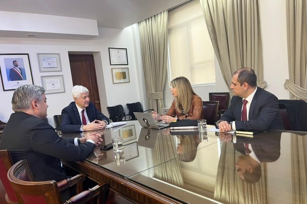 <p>Etcheberry junto a Rincón y sus asesores tributarios.</p>