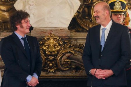 Milei y Sturzenegger preparan la fusión de dos entes clave del sector aéreo argentino