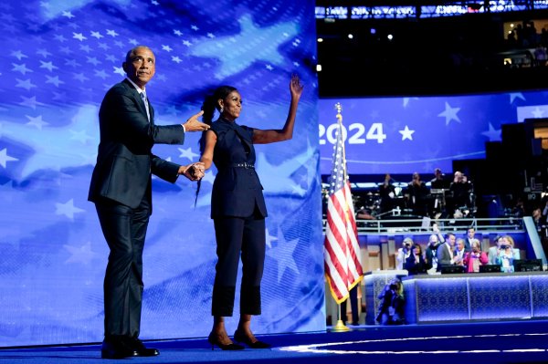 Barack Obama advierte a los demócratas de una "carrera reñida" para derrotar a Donald Trump