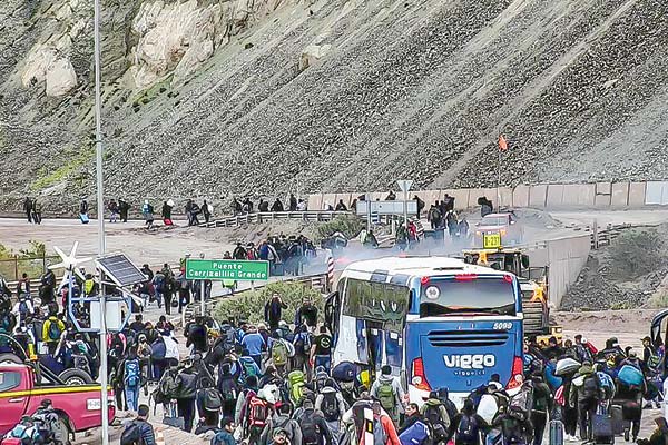 <p>Corte de Copiapó ordena detener el bloqueo de las vías en Caserones en medio de huelga</p>
