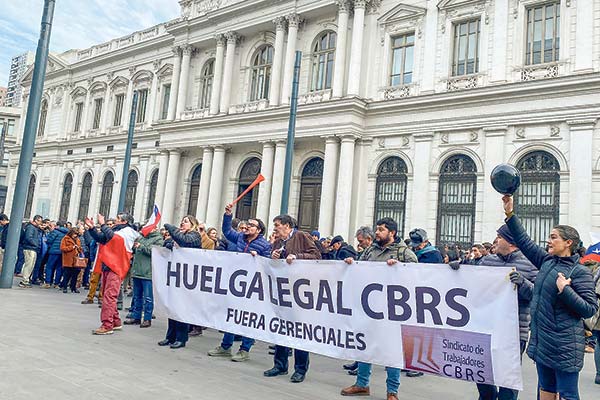 <p>Conservador de Bienes Raíces de Santiago a huelga legal: sus dos sindicatos inician movilización tras no llegar a acuerdo en negociaciones</p>