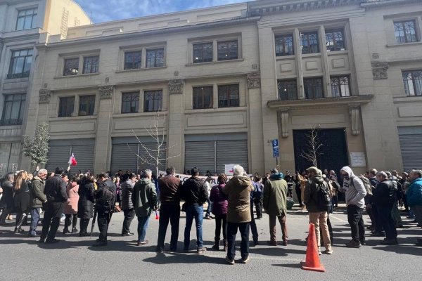 <p>Trabajadores del Conservador de Bienes Raíces de Santiago siguen en huelga por segundo día</p>