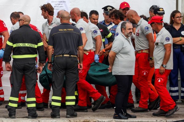 Rescatistas recuperan el cuerpo del empresario Mike Lynch tras naufragio de superyate frente a Sicilia