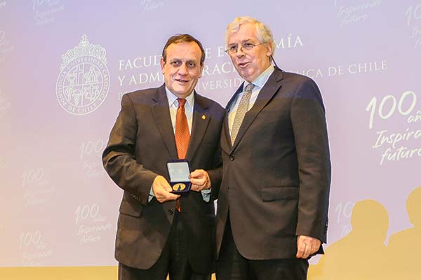 <p>El rector de la UC, Ignacio Sánchez, junto al decano de Economía de la UC, José Miguel Sánchez. Foto: José Montenegro</p>
