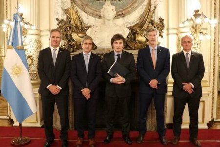 Promoción de Argentina: Caputo viajará a Arabia y el presidente del BCRA a EEUU
