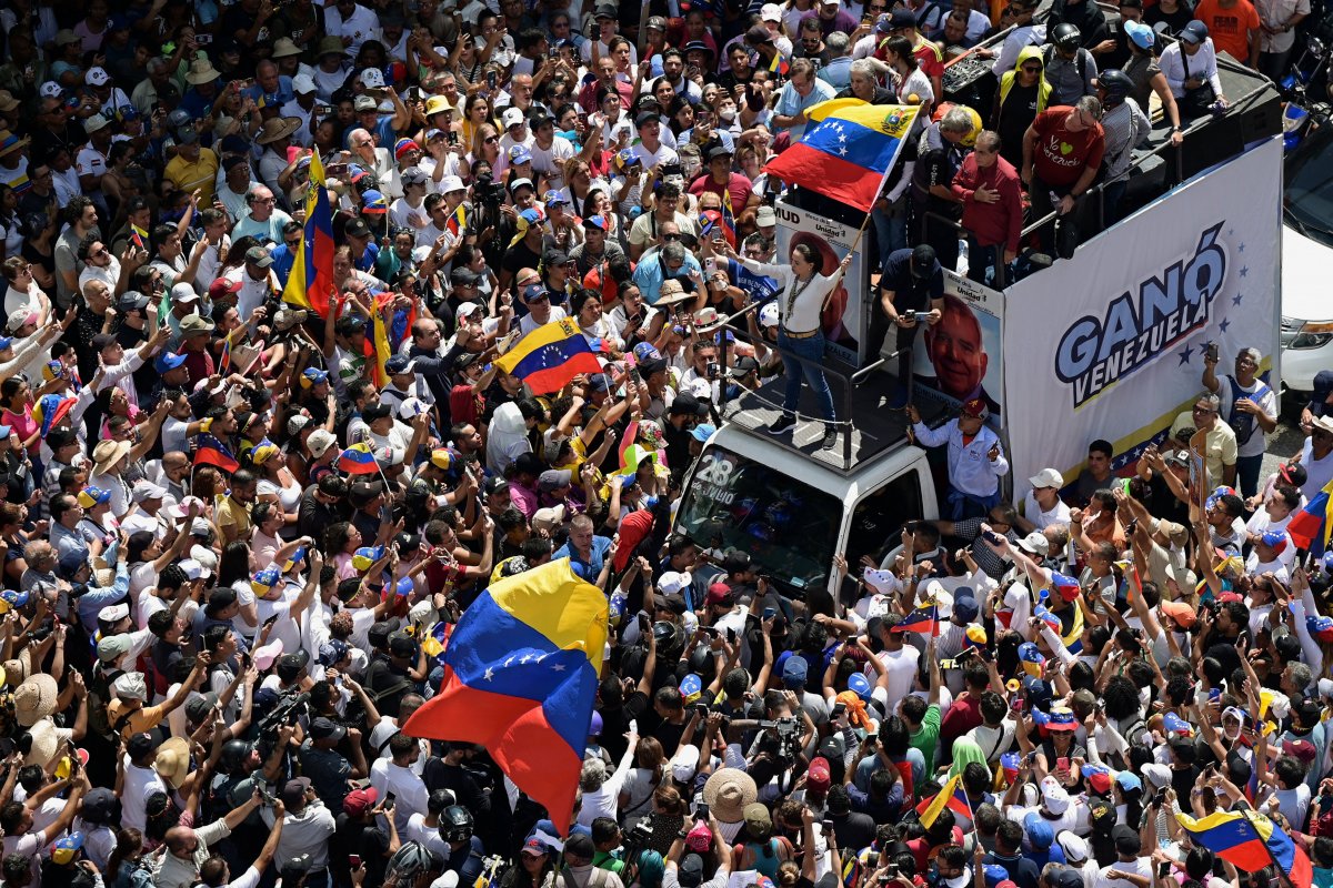 <p>Cuatro testimonos desde Venezuela: vivir entre controles callejeros, pasaportes anulados y fuerza paramilitar</p>