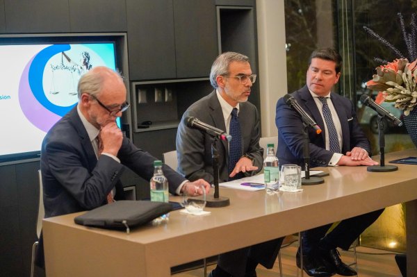<p>Pedro Pablo Vergara, Luis Cordero y Estaban García en la presentación de los resultados de la encuesta.</p>